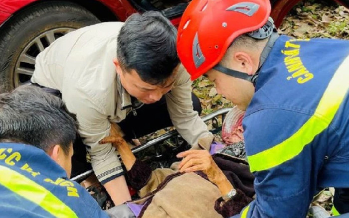 Cụ bà rơi xuống vực sâu 15 mét được cứu hộ thành công Ảnh 2