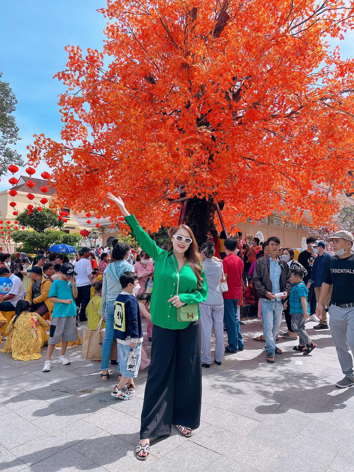 Sau khi kết hôn và hạ sinh nhóc tỳ đầu lòng, diễn viên Hồ Bích Trâm quyết định đi lễ chùa trong ngày đầu tiên của năm mới 2023 để cầu bình an, may mắn.