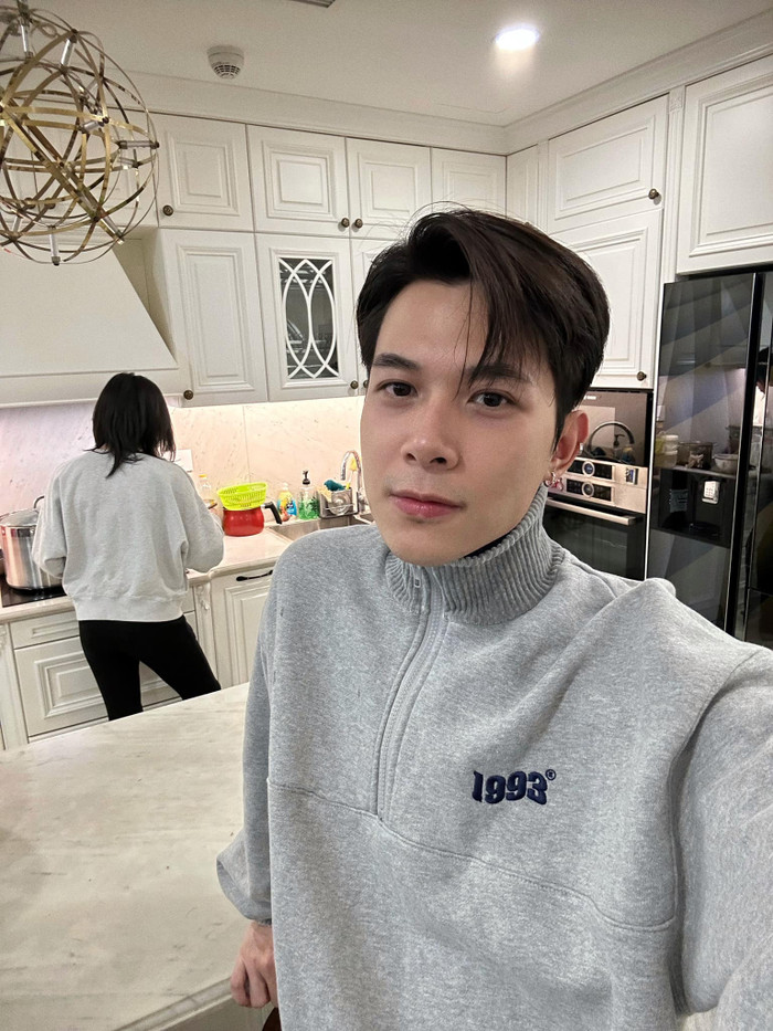 Diệu Nhi - Anh Tú có màn 'chào sân' mạng xã hội năm 2023 đầy bất ổn. Trong khi Anh Tú khoe ảnh bà xã vào bếp trong năm đầu tiên làm dâu thì ở chiều ngược lại, Diệu Nhi lại tiết lộ sự thật rằng cô chỉ đang ăn vụn thức ăn chứ chẳng phải nấu nướng như những gì Anh Tú suy nghĩ.