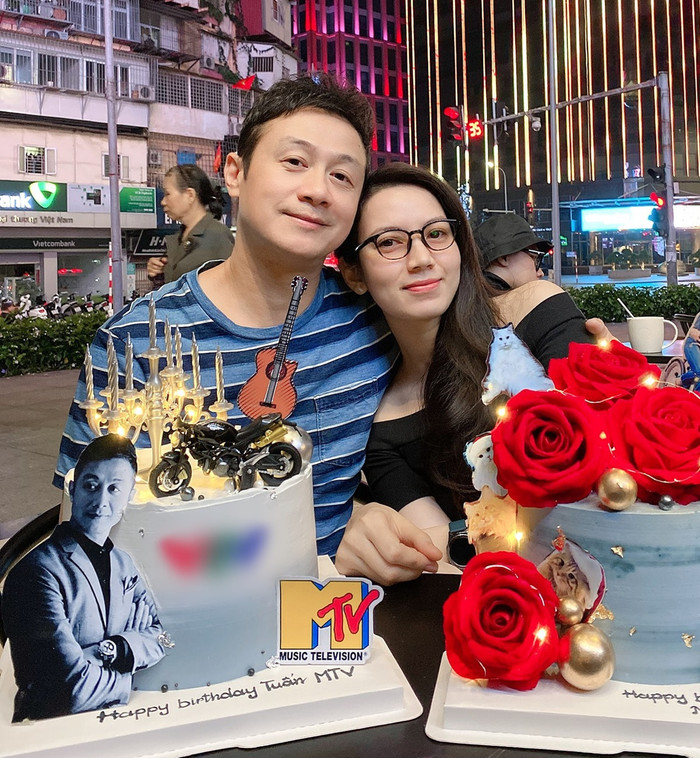 Anh Tuấn và vợ trẻ