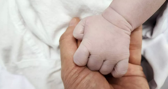 Anh Tuấn khoe ảnh nắm tay con gái