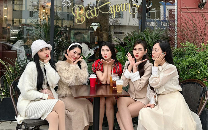 Dàn 'bông hậu' Thanh Hóa hẹn hò vào mùng 2 Tết: Phương Nhi diện tông đỏ khác biệt hội 'chị em bạn dì' Ảnh 2