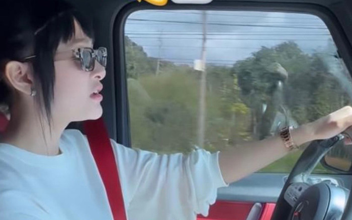 Hiền Hồ lộ diện với visual khác lạ trong 'xế hộp' tiền tỷ, tự tin vừa lái xe vừa hát Ảnh 2