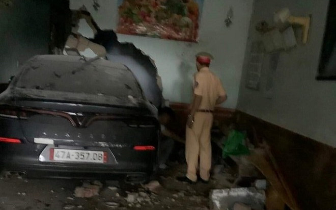 Ôtô húc thủng tường nhà dân, đâm tử vong người đàn ông đang ngủ Ảnh 2