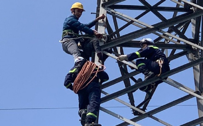 Người phụ nữ 63 tuổi trèo lên cột điện 25m và màn giải cứu khiến tất cả 'thót tim' Ảnh 2