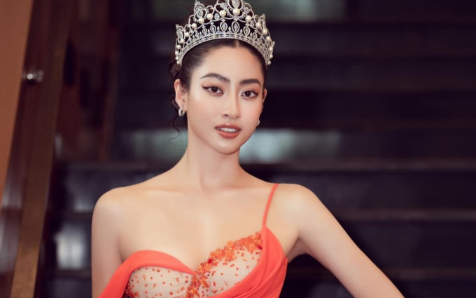 Lương Thùy Linh gặp 'sự cố' dở khóc dở cười ngày đầu năm mới vì chiều cao khủng Ảnh 2