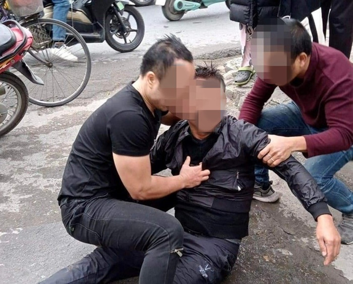 Thanh niên nhảy cầu Nhân Mục được 2 thanh niên đi đường phát hiện và cứu sống