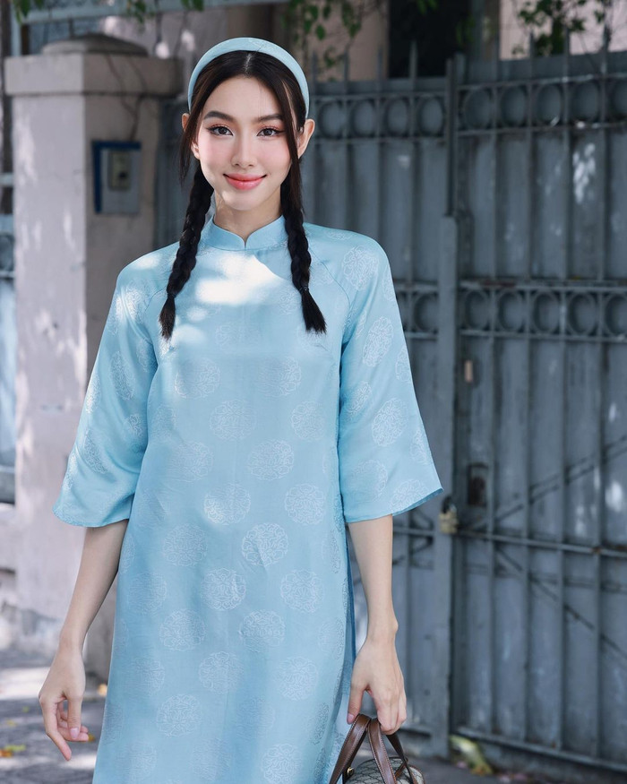 Visual trong veo mùng 2 tết của Miss Grand International 2021 'đốn gục' người nhìn với tông màu xanh da trời. Trong những ngày đầu xuân, Thuỳ Tiên thích giao diện dịu dàng, tươi trẻ hết mực thay vì hình ảnh nóng bỏng như mọi khi. Có thể nói, cô là nàng hậu có phong cách ăn mặc đa dạng nhất trong dàn mỹ nhân Việt khi diện hình tượng nào cũng khiến người khác phải trầm trồ.