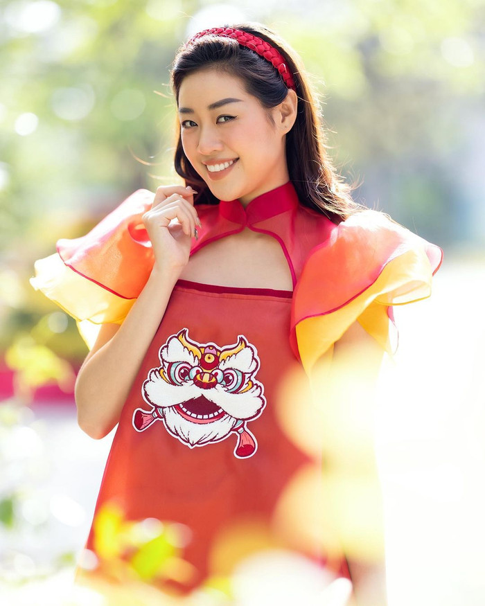 Sinh vào năm 1995, Hoa hậu Khánh Vân thuộc mệnh Hoả nên người đẹp luôn ưa chuộng các tông màu 'nóng' như đỏ - vàng - hồng. Nếu xét về góc độ tâm linh, những màu sắc này sẽ giúp năm 2023 của Khánh Vân trở nên suôn sẻ hơn trong sự nghiệp lẫn cuộc sống. 