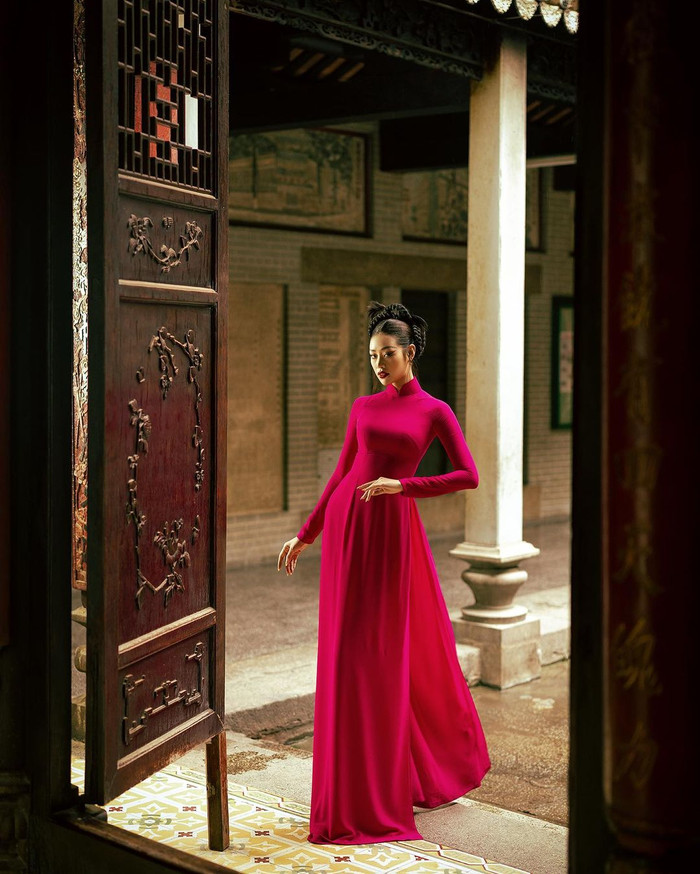 Miss Universe Vietnam 2019 - Nguyễn Trần Khánh Vân là người thứ hai có những bộ ảnh ngày tết đẳng cấp với trang phục truyền thống. Khi những khoảnh khắc chuyển giao năm mới sắp đến, nàng hậu sinh năm 1995 đã làm cộng đồng sắc đẹp phải công nhận bản thân xứng đáng với cái tên 'đệ nhất áo dài' trong làng hoa hậu Việt Nam. 