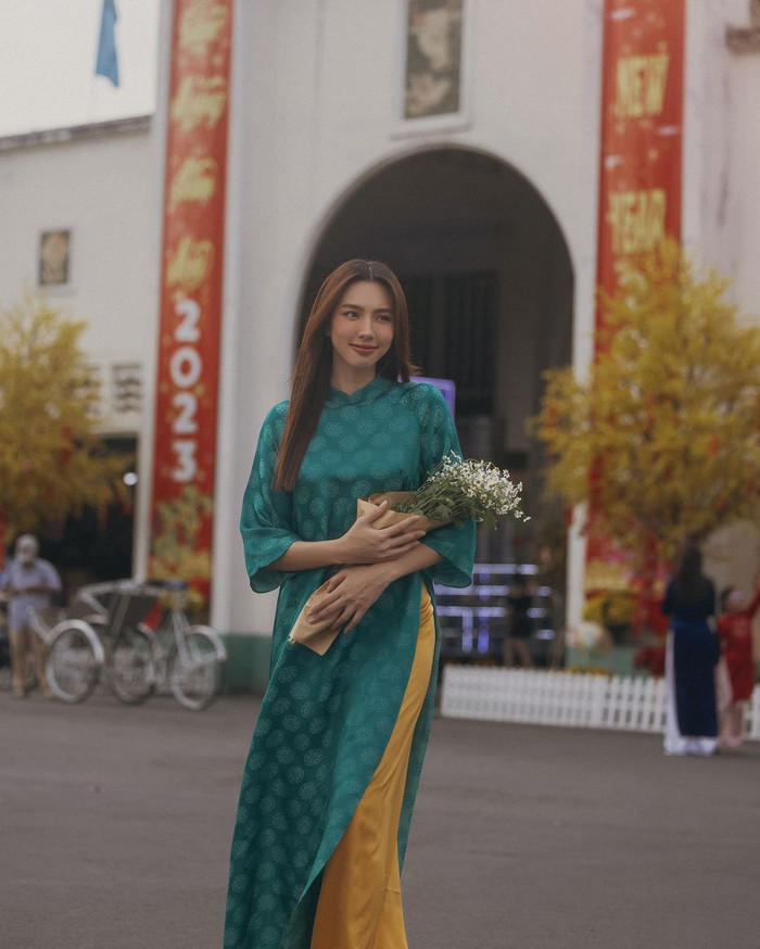 Trước thềm bước sang năm mới, Cựu Hoa hậu Hoà bình Quốc tế đã 'sản xuất' ra bộ ảnh thiếu nữ dạo phố xuân với tà áo dài có hoạ tiết truyền thống thướt tha. Mỹ nhân Sài Thành không điểm tô quá nhiều trên khuôn mặt để tôn vinh hết nấc các đường nét của vẻ đẹp Việt. Dù cũng chụp hình như bao chị em hoa hậu khác, nhưng thần thái của Thuỳ Tiên qua ống kính camera và cách lựa chọn bối cảnh cũng để lại nhiều 'xuýt xoa' trong lòng người hâm mộ. 