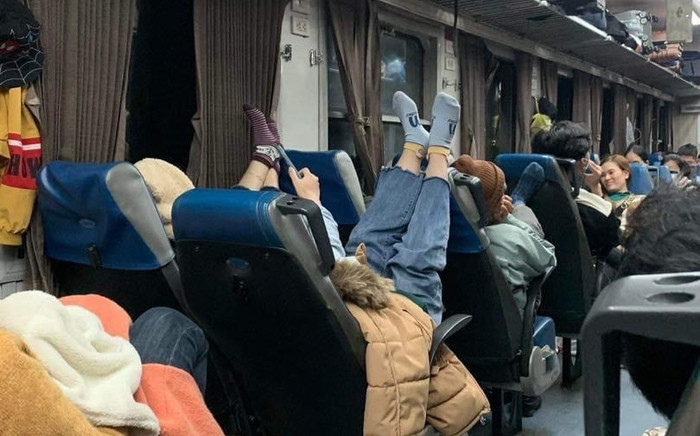 Dân mạng bức xúc cô gái gác chân lên ghế trên tàu lửa, suýt trúng cả đầu cụ lớn tuổi Ảnh 2