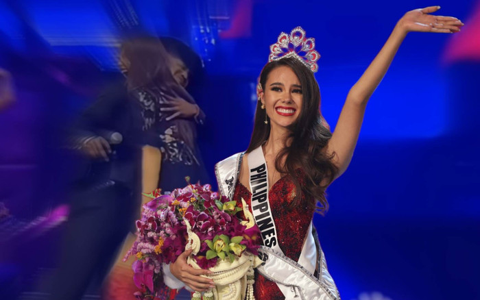 Catriona Gray vỡ òa khi gặp lại người quen trên sân khấu Miss Universe 2018 Ảnh 2