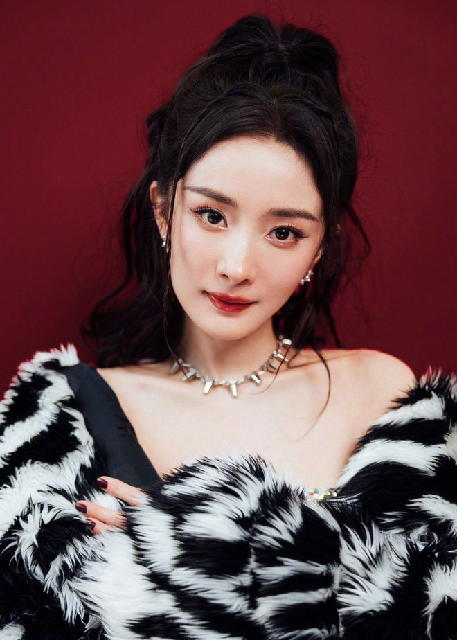 Dương Mịch luôn được đánh giá cao về nhan sắc và gu thời trang mỗi khi xuất hiện tại các sự kiện. 