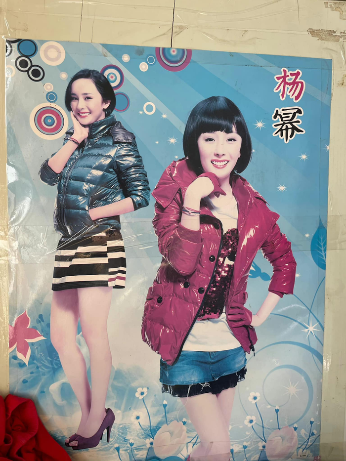 Poster thuở mới vào nghề của Dương Mịch khiến người hâm mộ “xỉu up xỉu down” vì quá xấu. 