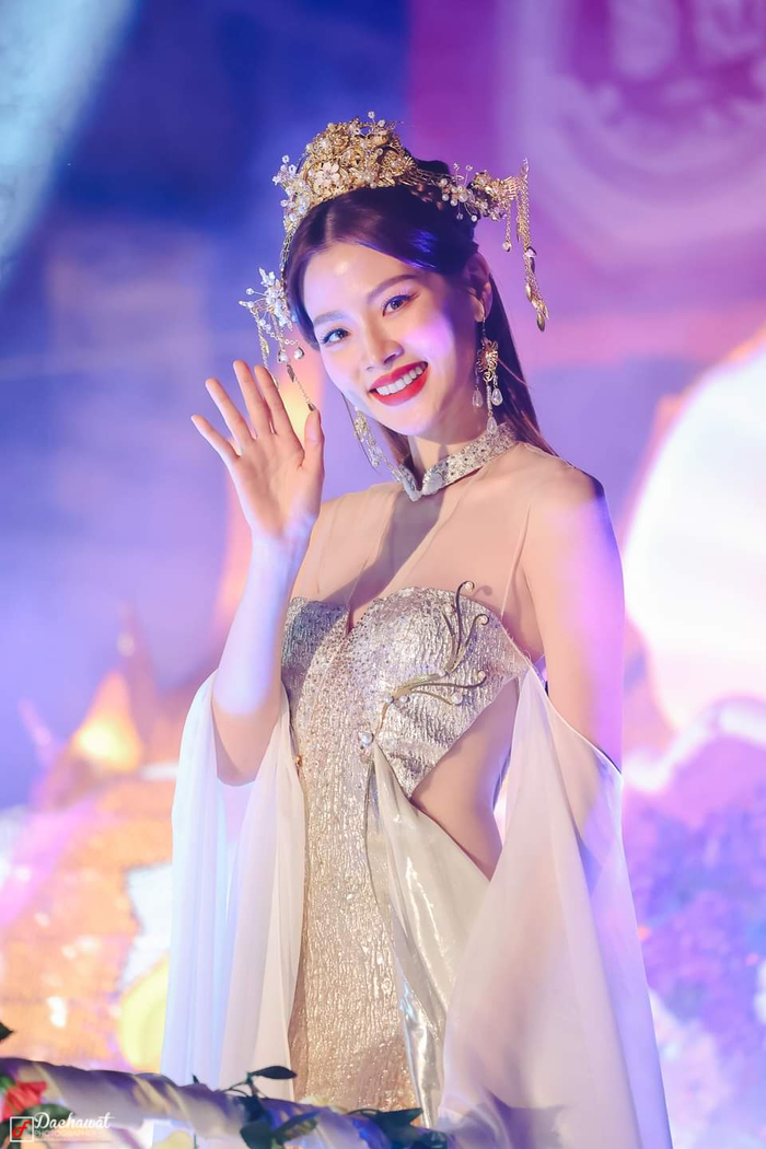 Baifern được khen đẹp tựa nữ thần trong lễ hội đầu năm mới Ảnh 2