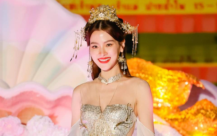 Baifern được khen đẹp tựa nữ thần trong lễ hội đầu năm mới Ảnh 2