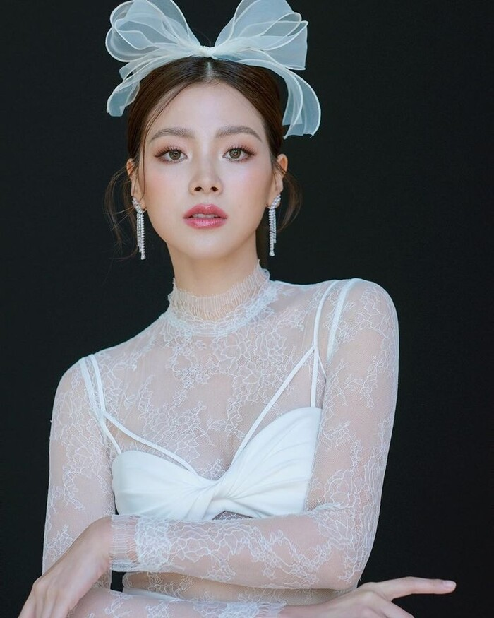 Baifern từng gây sốt màn ảnh châu Á với loạt phim đình đám như Chiếc Lá Cuốn Bay, Friend Zone. Nữ diễn viên dễ gây thiện cảm với người hâm mộ nhờ ngoại hình xinh đẹp và diễn xuất tự nhiên. 