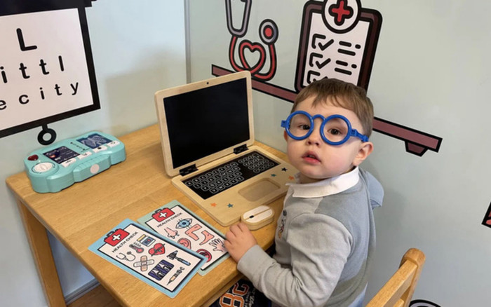 Bé trai 4 tuổi có thể đọc đến 100 bằng 6 thứ ngôn ngữ, gia nhập nhóm những người có IQ cao nhất thế giới Ảnh 2