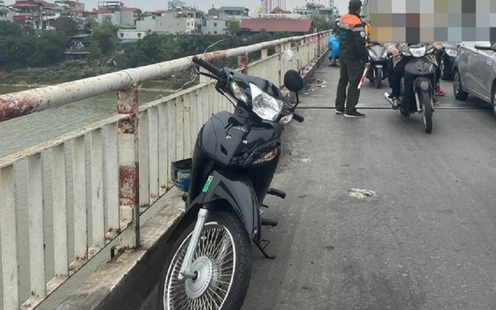 Chở bạn vừa lên đến cầu Chương Dương, nam sinh lớp 9 có hành động khiến tất cả chết sững Ảnh 2