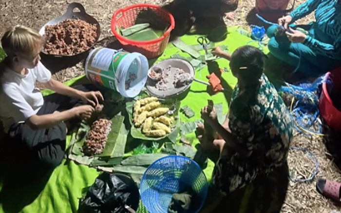 Hé lộ những hình ảnh Hồ Văn Cường đón Tết: Nhà chưng mai khủng, mẹ ruột hiếm hoi lộ diện Ảnh 2