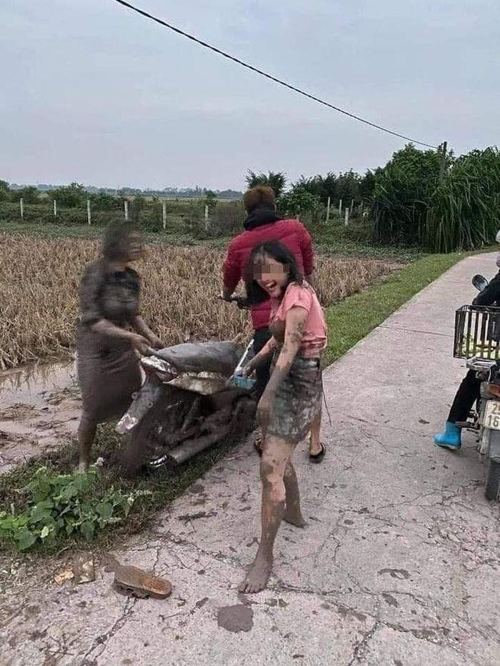 Gái xinh có pha chúc Tết 'đi vào lòng đất' khiến dân tình vừa thương vừa buồn cười Ảnh 2