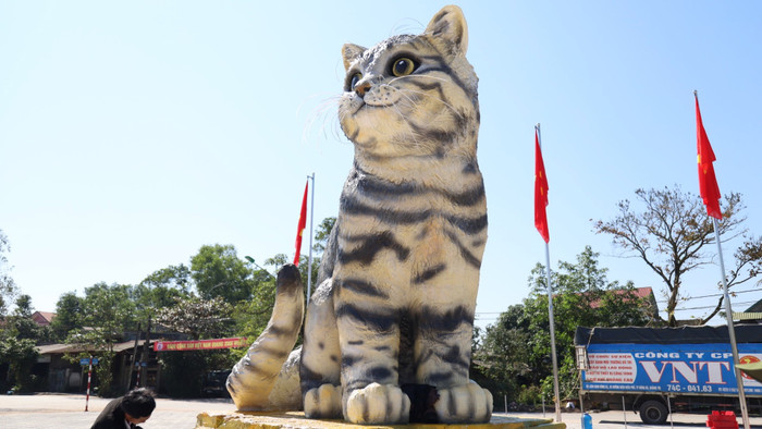 Tượng linh vật mèo với giá 31 triệu đồng. Trong thời gian 10 ngày, linh vật mèo hoàn thiện với chiều cao 3,1m, rộng 2,2m và dài 2,8m.