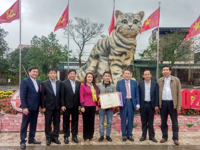 UBND tỉnh Quảng Trị khen thưởng cho anh Đinh Văn Tâm - nghệ nhân sáng tạo ra linh vật 'hoa hậu mèo' Quảng Trị năm nay. 
