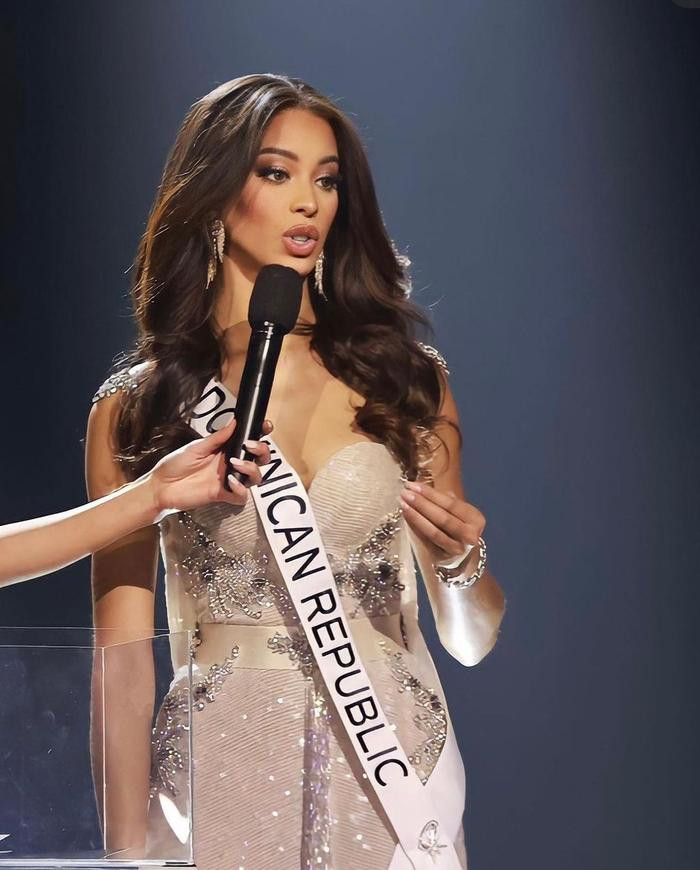 Hé lộ phần phỏng vấn kín 'nuốt mic' của Á hậu Miss Universe: Thở câu nào ghi điểm câu đó! Ảnh 3