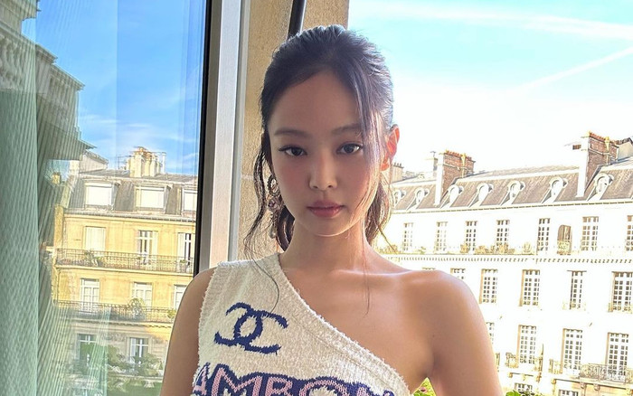 Jennie (BLACKPINK) gây xôn xao khi tự thưởng cho bản thân bánh gato dát vàng đầy sang chảnh Ảnh 2