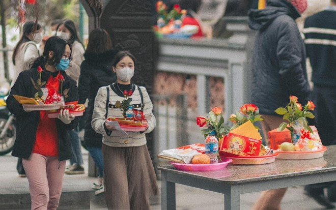 Nam thanh nữ tú 'dập dìu' đi lễ chùa Hà đầu năm mong cầu 'khi về có đôi' Ảnh 2