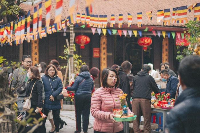 Nam thanh nữ tú 'dập dìu' đi lễ chùa Hà đầu năm mong cầu 'khi về có đôi' Ảnh 5