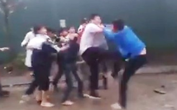 Đặt đồng hồ bấm giờ và xúi giục học sinh đánh nhau, nam giáo viên tự hủy hoại tiền đồ của mình Ảnh 2