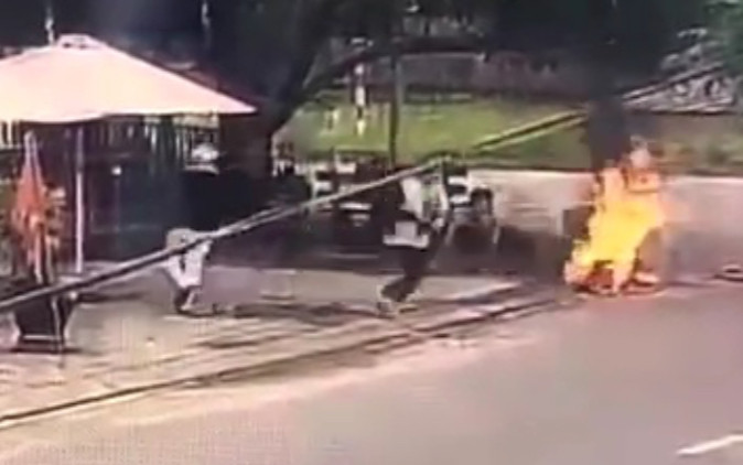 Người phụ nữ bị đánh ghen, tạt xăng đốt ngay giữa đường vào mùng 5 Tết Ảnh 2