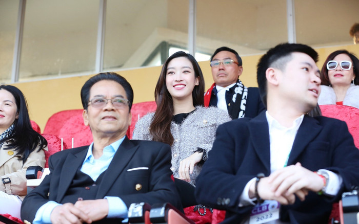Đầu năm mới, Đỗ Mỹ Linh rạng rỡ trên khán đài cổ vũ đội bóng của ông xã, đẹp bất chấp cam thường Ảnh 2