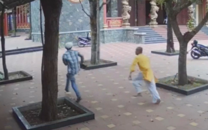 Clip 'sư thầy cầm chổi đuổi người' bị chú thích sai sự thật Ảnh 2