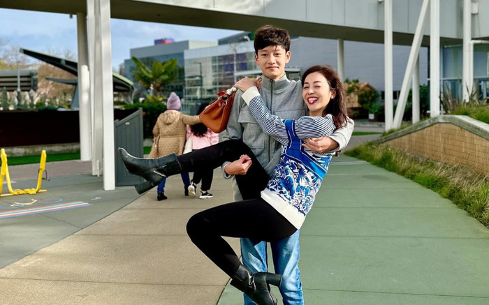 Gia đình Jennifer Phạm du xuân đầu năm, quý tử cao lớn nay đã nhấc bổng được cả mẹ Ảnh 2