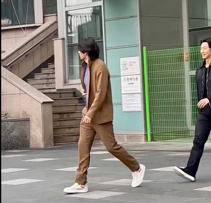 Ảnh chụp lén của Hyun Bin vừa được lan truyền.