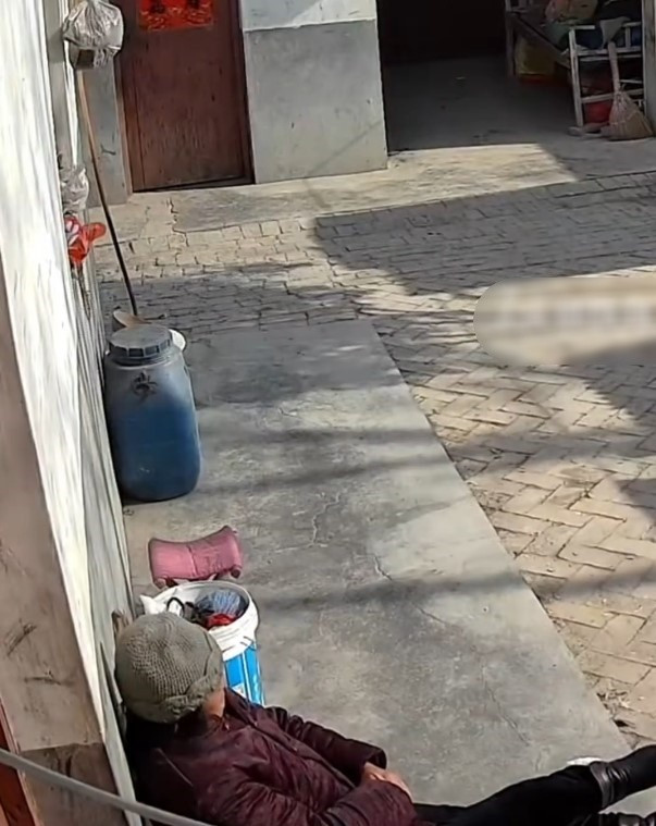 Khi hết Tết chỉ còn mình bà ngồi bên hiên nhà.