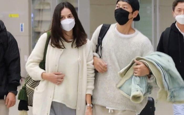 Song Joong Ki bất ngờ nhận 'gạch đá' từ netizen sau khi công bố tin kết hôn: 'Sao anh lại hai mặt thế?' Ảnh 1