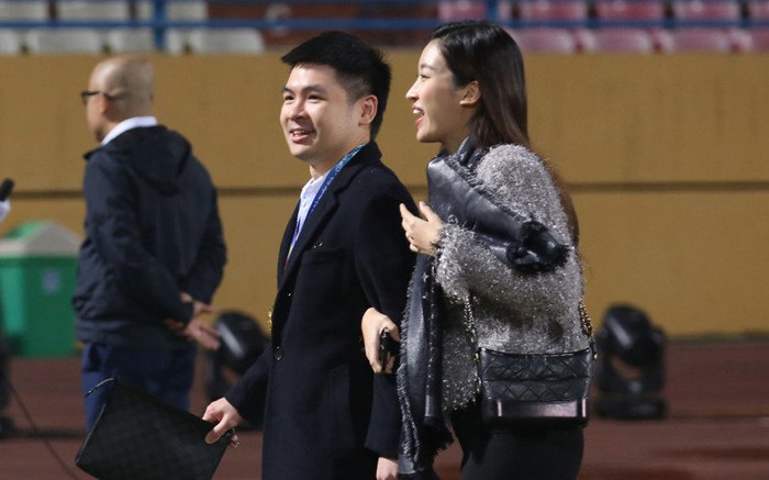 Đỗ Mỹ Linh cười e thẹn khi chồng chủ động 'đánh dấu chủ quyền' ờ chốn đông người Ảnh 2