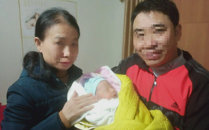 Bé gái sơ sinh bị bỏ rơi kèm mẩu giấy đặt trước cổng nhà cặp vợ chồng hiếm muộn Ảnh 2