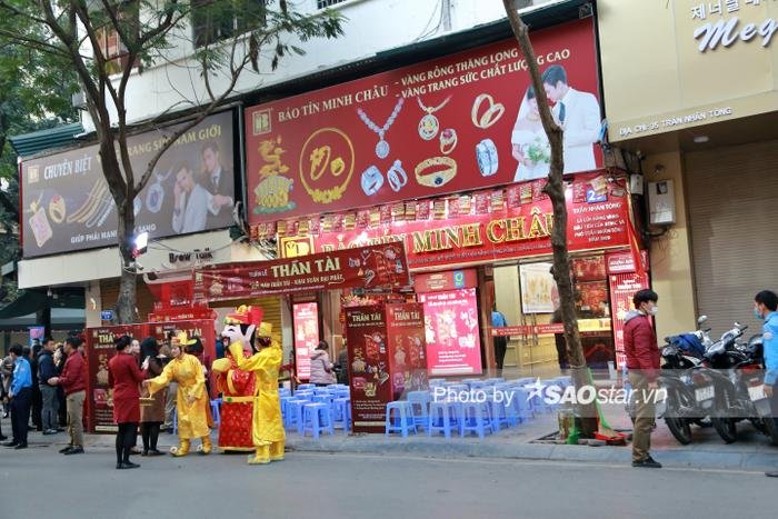 Cửa hàng vàng bạc khác lạ so với mọi năm, vắng lặng trong ngày vía Thần Tài đầu năm 2023 Ảnh 3