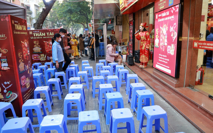 Cửa hàng vàng bạc khác lạ so với mọi năm, vắng lặng trong ngày vía Thần Tài đầu năm 2023 Ảnh 2