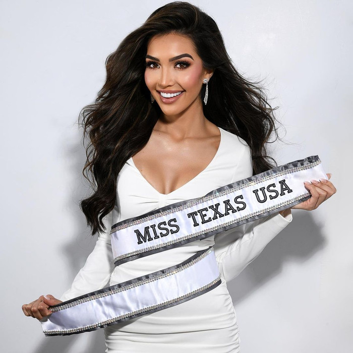 Victoria Alejandra được nhận xét là sở hữu vẻ ngoài xinh đẹp như búp bê cùng thân hình nóng bỏng.