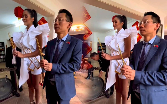 Nhập gia tùy tục, đối thủ của Thanh Thanh Huyền làm điều này khi sang Việt Nam chinh chiến Miss Charm Ảnh 2