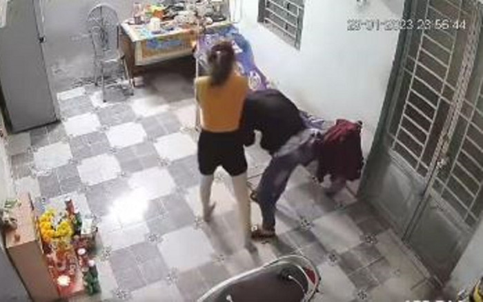 Vợ đón chồng trở về nhà lúc 12h đêm bằng màn 'tung cước' cực dứt khoát gây tranh cãi dữ dội Ảnh 2