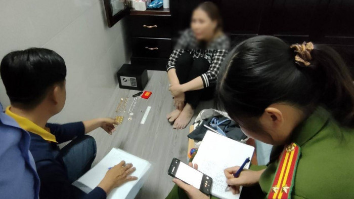 Công an làm việc với bà Đ. Ảnh: báo Giao Thông 