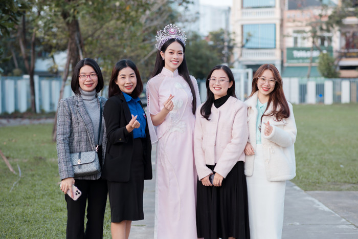 Nhan sắc trong trẻo của Hoa hậu Thanh Thủy khi về trường Ảnh 4