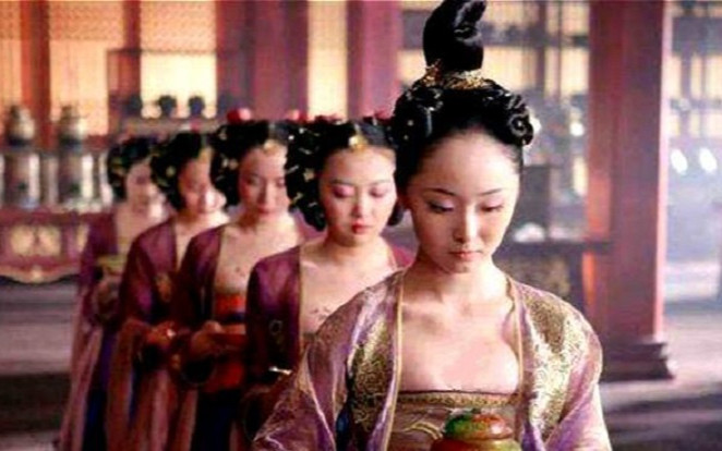 'Rửa lỗ rồng' cho Hoàng đế là gì mà hàng trăm cung nữ điên cuồng tranh giành? Ảnh 2